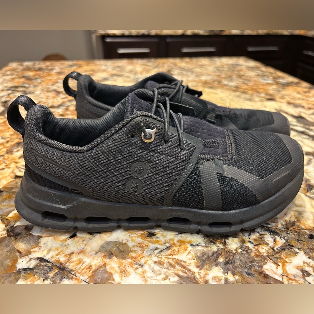 Boys on cloud black tennis shoes